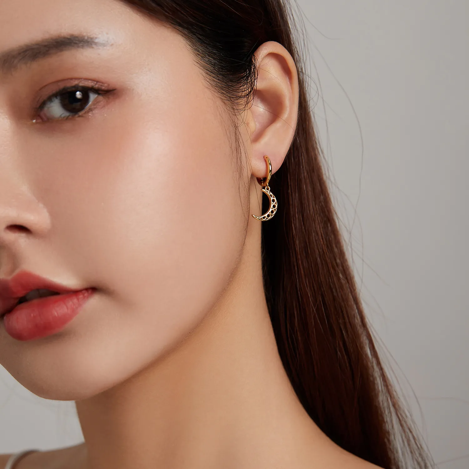 PANDORA Style Minimalism - Crescent Hoop Earrings - SCE1191