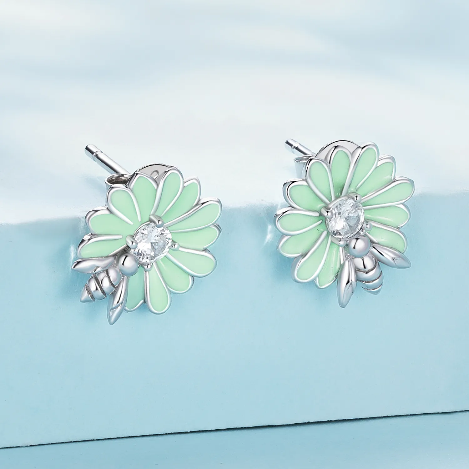 Pandora-style Daisy Bee Stud Earrings - SCE1598