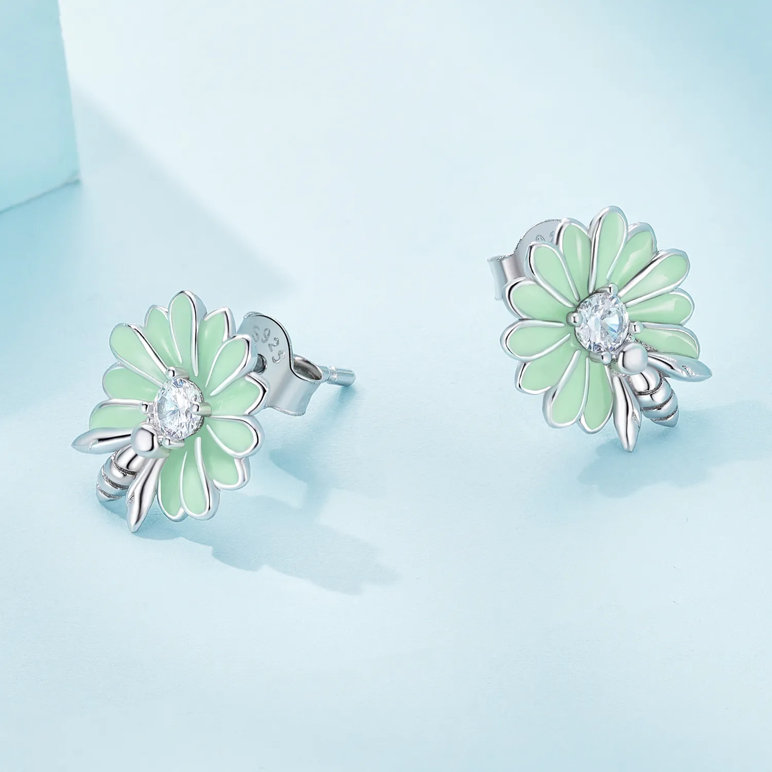 Pandora-style Daisy Bee Stud Earrings - SCE1598