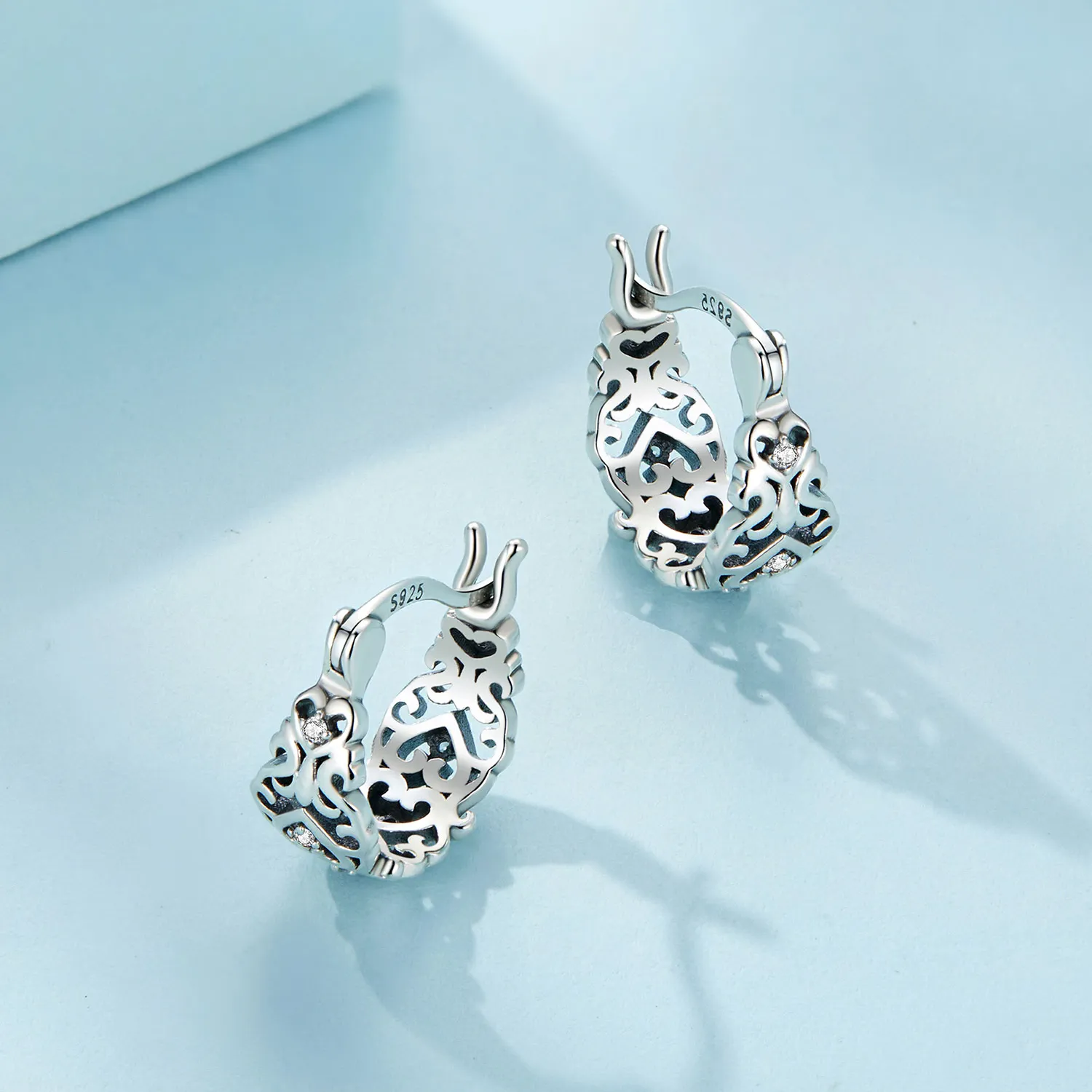 Pandora-style Retro Pattern Hoop Earrings - SCE1650